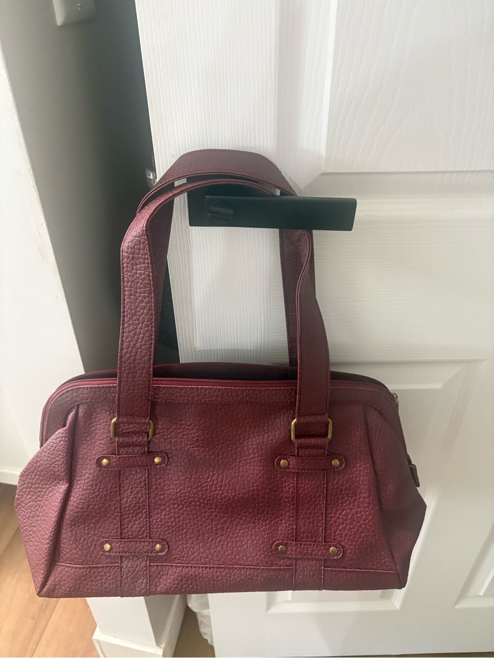 BRAND NEW Estée Lauder purse and matching zipper pouch.